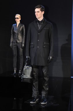 New york - Şubat 09: model poz porsche collection sonbahar kış 2013 tarihinde 9 Şubat 2013 mercedes-benz moda haftası nyc için statik tanıtımı