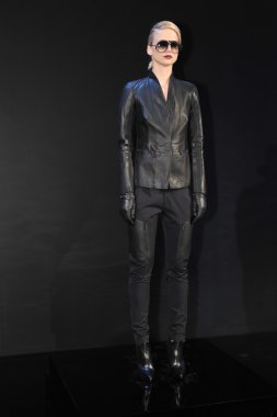 New york - Şubat 09: bir model teşkil porsche collection sonbahar kış 2013 tarihinde 9 Şubat 2013 mercedes-benz moda haftası nyc için statik tanıtımı