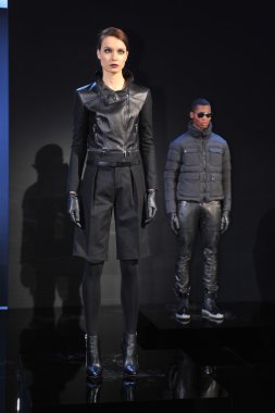 New york - Şubat 09: model poz porsche collection sonbahar kış 2013 tarihinde 9 Şubat 2013 mercedes-benz moda haftası nyc için statik tanıtımı