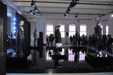 New york - Şubat 09: model poz porsche collection sonbahar kış 2013 tarihinde 9 Şubat 2013 mercedes-benz moda haftası nyc için statik tanıtımı
