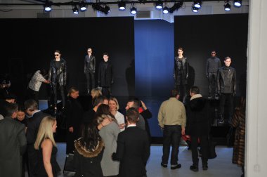 New york - Şubat 09: Konuklar katılmak porsche collection sonbahar kış 2013 mercedes-benz moda haftası nyc üzerinde 9 Şubat 2013 moda tanıtımı.