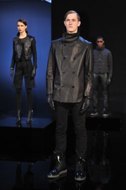 New york - Şubat 09: model poz porsche collection sonbahar kış 2013 tarihinde 9 Şubat 2013 mercedes-benz moda haftası nyc için statik tanıtımı