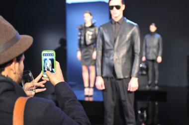 New york - Şubat 09: adam alarak resim model porsche koleksiyonunun tanıtımı telefon ile sonbahar kış 2013 mercedes-benz moda haftası nyc üzerinde 9 Şubat 2013.