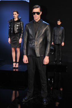 New york - Şubat 09: model poz porsche collection sonbahar kış 2013 tarihinde 9 Şubat 2013 mercedes-benz moda haftası nyc için statik tanıtımı