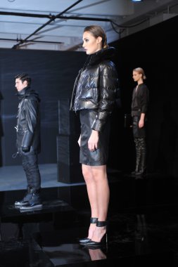 New york - Şubat 09: model poz porsche collection sonbahar kış 2013 tarihinde 9 Şubat 2013 mercedes-benz moda haftası nyc için statik tanıtımı