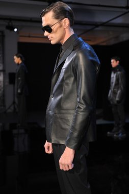 New york - Şubat 09: model poz porsche collection sonbahar kış 2013 tarihinde 9 Şubat 2013 mercedes-benz moda haftası nyc için statik tanıtımı