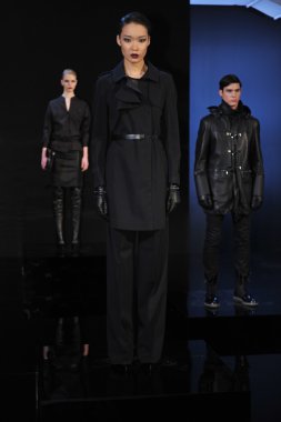 New york - Şubat 09: model poz porsche collection sonbahar kış 2013 tarihinde 9 Şubat 2013 mercedes-benz moda haftası nyc için statik tanıtımı