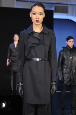 New york - Şubat 09: model poz porsche collection sonbahar kış 2013 tarihinde 9 Şubat 2013 mercedes-benz moda haftası nyc için statik tanıtımı