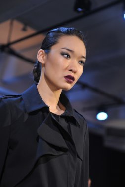 New york - Şubat 09: bir model teşkil porsche collection sonbahar kış 2013 tarihinde 9 Şubat 2013 mercedes-benz moda haftası nyc için statik tanıtımı