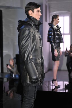 New york - Şubat 09: model poz porsche collection sonbahar kış 2013 tarihinde 9 Şubat 2013 mercedes-benz moda haftası nyc için statik tanıtımı