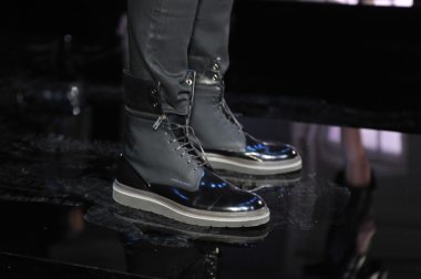 New york - Şubat 09: Tasarım siyah deri ayakkabı tanıtımı porsche koleksiyonu için sonbahar kış 2013 mercedes-benz moda haftası nyc üzerinde 9 Şubat 2013.