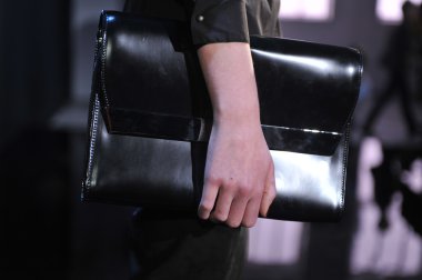 New york - Şubat 09: porsche collection sonbahar kış 2013 tarihinde 9 Şubat 2013 mercedes-benz moda haftası nyc için sunum tasarım deri çanta.