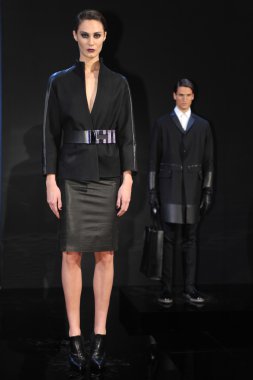 New york - Şubat 09: model poz porsche collection sonbahar kış 2013 tarihinde 9 Şubat 2013 mercedes-benz moda haftası nyc için statik tanıtımı