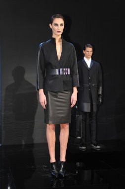 New york - Şubat 09: model poz porsche collection sonbahar kış 2013 tarihinde 9 Şubat 2013 mercedes-benz moda haftası nyc için statik tanıtımı