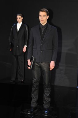 New york - Şubat 09: model poz porsche collection sonbahar kış 2013 tarihinde 9 Şubat 2013 mercedes-benz moda haftası nyc için statik tanıtımı