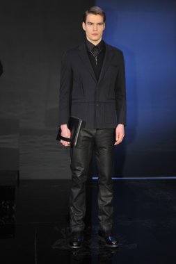 New york - Şubat 09: bir model teşkil porsche collection sonbahar kış 2013 tarihinde 9 Şubat 2013 mercedes-benz moda haftası nyc için statik tanıtımı