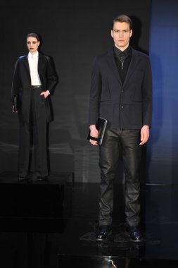 New york - Şubat 09: model poz porsche collection sonbahar kış 2013 tarihinde 9 Şubat 2013 mercedes-benz moda haftası nyc için statik tanıtımı