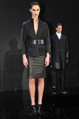 New york - Şubat 09: model poz porsche collection sonbahar kış 2013 tarihinde 9 Şubat 2013 mercedes-benz moda haftası nyc için statik tanıtımı