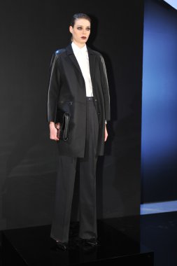 New york - Şubat 09: bir model teşkil porsche collection sonbahar kış 2013 tarihinde 9 Şubat 2013 mercedes-benz moda haftası nyc için statik tanıtımı