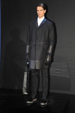 New york - Şubat 09: bir model teşkil porsche collection sonbahar kış 2013 tarihinde 9 Şubat 2013 mercedes-benz moda haftası nyc için statik tanıtımı