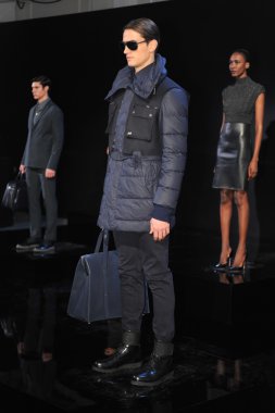 New york - Şubat 09: model poz porsche collection sonbahar kış 2013 tarihinde 9 Şubat 2013 mercedes-benz moda haftası nyc için statik tanıtımı