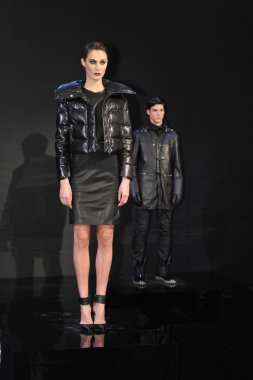 New york - Şubat 09: model poz porsche collection sonbahar kış 2013 tarihinde 9 Şubat 2013 mercedes-benz moda haftası nyc için statik tanıtımı