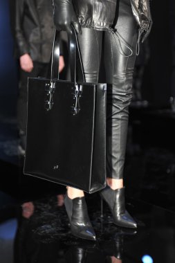 New york - Şubat 09: porsche collection sonbahar kış 2013 tarihinde 9 Şubat 2013 mercedes-benz moda haftası nyc için sunum tasarım deri çanta.