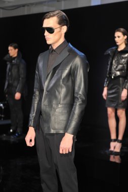 New york - Şubat 09: model poz porsche collection sonbahar kış 2013 tarihinde 9 Şubat 2013 mercedes-benz moda haftası nyc için statik tanıtımı