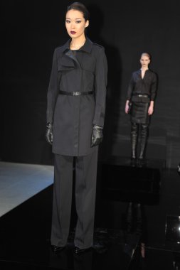 New york - Şubat 09: model poz porsche collection sonbahar kış 2013 tarihinde 9 Şubat 2013 mercedes-benz moda haftası nyc için statik tanıtımı