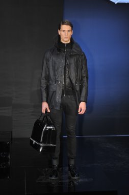 New york - Şubat 09: bir model teşkil porsche collection sonbahar kış 2013 tarihinde 9 Şubat 2013 mercedes-benz moda haftası nyc için statik tanıtımı