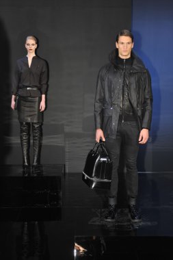 New york - Şubat 09: model poz porsche collection sonbahar kış 2013 tarihinde 9 Şubat 2013 mercedes-benz moda haftası nyc için statik tanıtımı