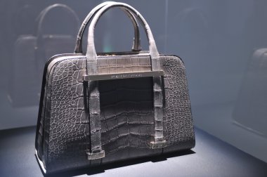 New york - Şubat 09: porsche collection sonbahar kış 2013 tarihinde 9 Şubat 2013 mercedes-benz moda haftası nyc için sunum tasarım deri çanta.