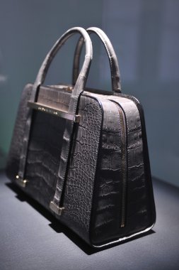 New york - Şubat 09: porsche collection sonbahar kış 2013 tarihinde 9 Şubat 2013 mercedes-benz moda haftası nyc için sunum tasarım deri çanta.