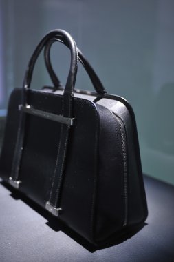 New york - Şubat 09: porsche collection sonbahar kış 2013 tarihinde 9 Şubat 2013 mercedes-benz moda haftası nyc için sunum tasarım deri çanta.