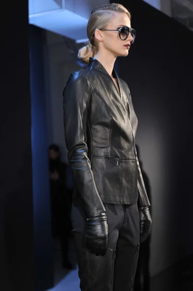 NEW YORK - FEBRUARY 09: A model poses at static presentation for the Porsche Collection Fall Winter 2013 during Mercedes-Benz Fashion Week on February 9, 2013, NYC — Stock Photo, Image