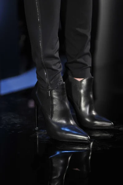 New york - február 09: design fekete bőr cipő-bemutató, porsche gyűjtésére esik téli 2013 mercedes-benz FashionWeek február 9-én 2013-ra a nyc. — Stock Fotó