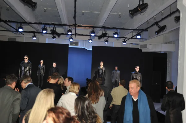 NOVA IORQUE - FEVEREIRO 09: Os hóspedes assistem à apresentação de moda para a Porsche Collection Fall Winter 2013 durante a Mercedes-Benz Fashion Week em 9 de fevereiro de 2013, NYC . — Fotografia de Stock