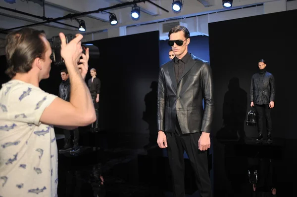 New york - februar 09: fotograf macht foto des modells mit handy bei präsentation der porsche kollektion herbst winter 2013 während der mercedes-benz fashion week am 9. februar 2013, nyc. — Stockfoto