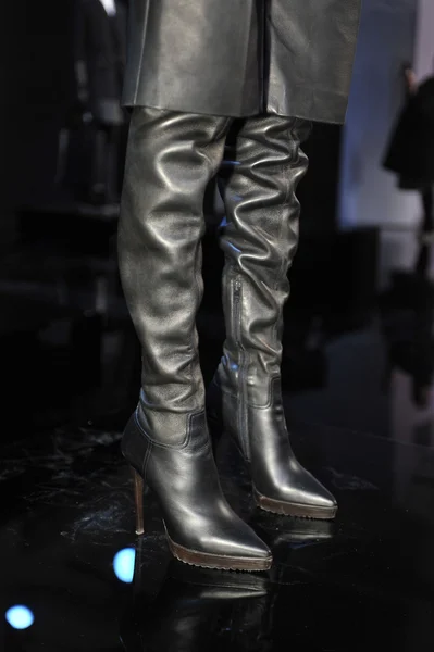 Νέα Υόρκη - Φεβρουάριος 09: Σχεδιασμός μαύρες δερμάτινες μπότες σε παρουσίαση για τη συλλογή της porsche φθινόπωρο χειμώνας 2013 κατά τη διάρκεια της mercedes-benz εβδομάδα μόδας στις 9 Φεβρουαρίου του 2013, nyc. — Φωτογραφία Αρχείου