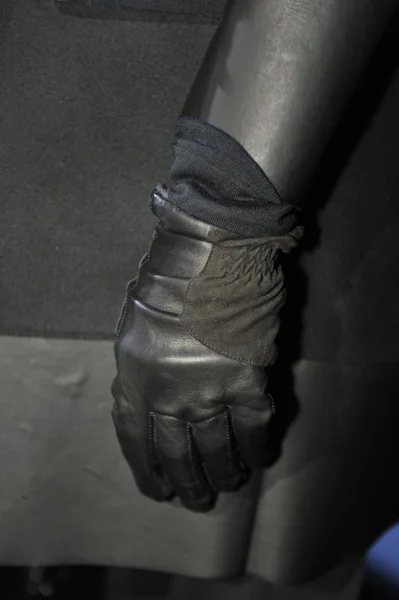 НЬЮ-ЙОРК - 09 февраля: Дизайн черных кожаных аксессуаров на презентации Porsche Collection Fall Winter 2013 во время Недели моды Mercedes-Benz 9 февраля 2013 года, Нью-Йорк . — стоковое фото