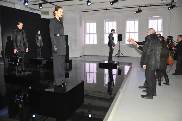 Um pódio vazio com interior preto antes de uma apresentação estática para desfile de moda . — Fotografia de Stock