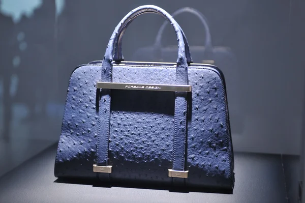 New york - Şubat 09: porsche collection sonbahar kış 2013 tarihinde 9 Şubat 2013 mercedes-benz moda haftası nyc için sunum tasarım deri çanta.