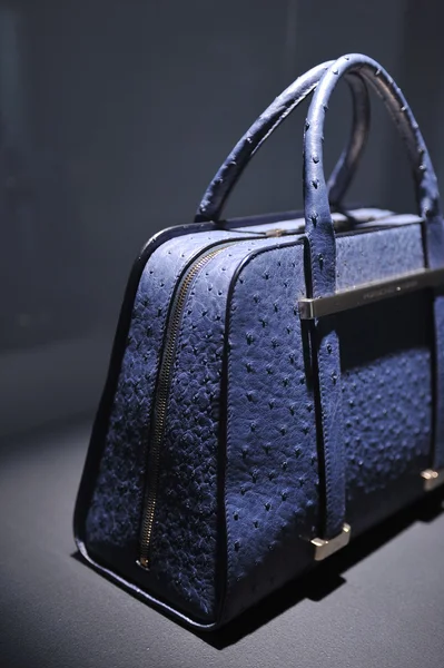 New york - Şubat 09: porsche collection sonbahar kış 2013 tarihinde 9 Şubat 2013 mercedes-benz moda haftası nyc için sunum tasarım deri çanta.