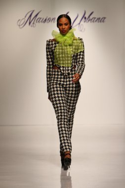 New york, ny-Şubat 07: urbana chappa collection sonbahar kış 2013 mercedes-benz moda haftası üzerinde 07 Şubat 2013 yılında nyc için pist model yürür.