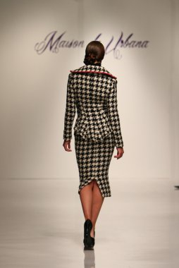 New york, ny-Şubat 07: urbana chappa collection sonbahar kış 2013 mercedes-benz moda haftası üzerinde 07 Şubat 2013 yılında nyc için pist model yürür.