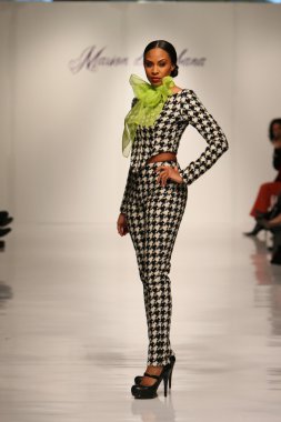 New york, ny-Şubat 07: urbana chappa collection sonbahar kış 2013 mercedes-benz moda haftası üzerinde 07 Şubat 2013 yılında nyc için pist model yürür.