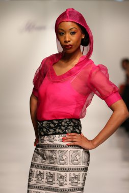 New york, ny-Şubat 07: urbana chappa collection sonbahar kış 2013 mercedes-benz moda haftası üzerinde 07 Şubat 2013 yılında nyc için pist model yürür.