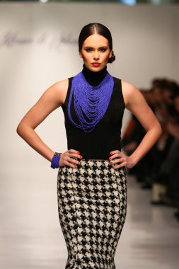 New york, ny-Şubat 07: urbana chappa collection sonbahar kış 2013 mercedes-benz moda haftası üzerinde 07 Şubat 2013 yılında nyc için pist model yürür.