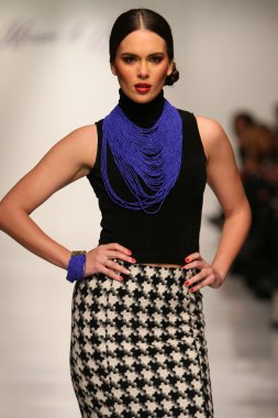 New york, ny-Şubat 07: urbana chappa collection sonbahar kış 2013 mercedes-benz moda haftası üzerinde 07 Şubat 2013 yılında nyc için pist model yürür.