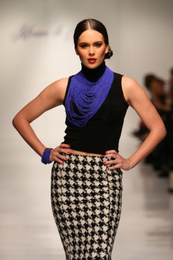 New york, ny-Şubat 07: urbana chappa collection sonbahar kış 2013 mercedes-benz moda haftası üzerinde 07 Şubat 2013 yılında nyc için pist model yürür.